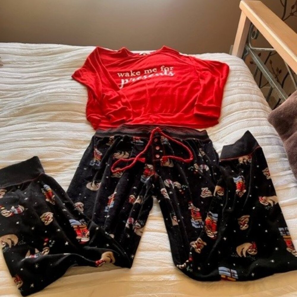 PJ Salvage set! Holiday Jams, Sloths, Wake Me For Presents! Medium